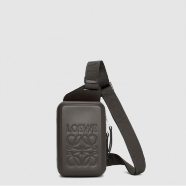 로에베 남성 몰드 슬링 백 - Loewe Mens Molded Slingbag 