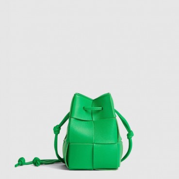 보테가 베네타 여성 카세트 미니 크로스바디 버킷 백 - Bottega veneta Womens Cassette Mini Crossbody Bucket Bag 