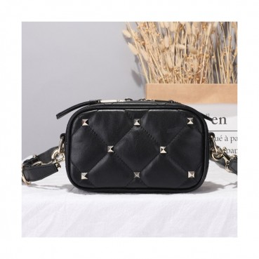 [귀여움 뿜뿜]Valentino 2019 Leather Garavani Boomstud Camera Small Shoudler Bag,18CM - 발렌티노 2019 여성용 레더 가라바니 봄스터드  카메라 스몰 숄더백 ,VTB0477,18CM,블랙
