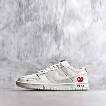 꼼데가르송 x 나이키 남/녀 덩크 로우 레트로 스니커즈 - CDG Play x Nike Dunk Low Retro Unisex Sneaker 
