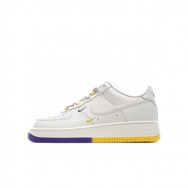 나이키 남/녀 화이트 스니커즈 - Nike Air Force 1 Unisex Sneakers 