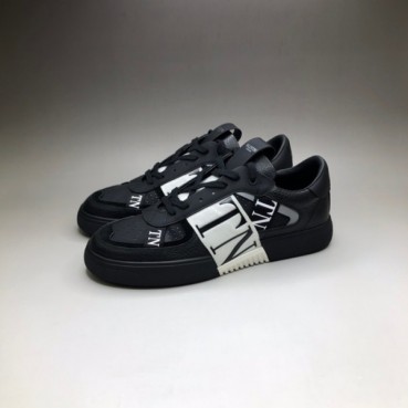발렌티노 남/녀 Logo 블랙 스니커즈 - Unisex Black Sneakers 