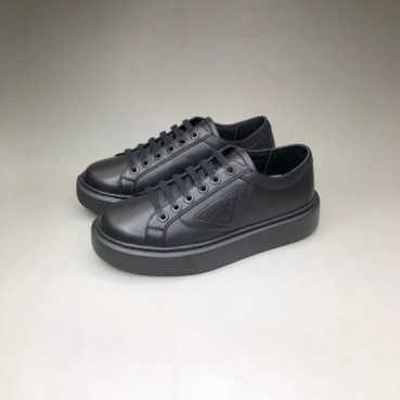 프라다 남성 클래식 블랙 스니커즈 - Mens Black Sneakers 