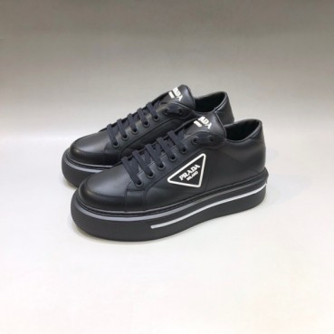 프라다 남성 클래식 블랙 스니커즈 - Mens Black Sneakers 