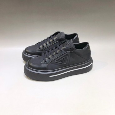 프라다 남성 클래식 블랙 스니커즈 - Mens Black Sneakers 
