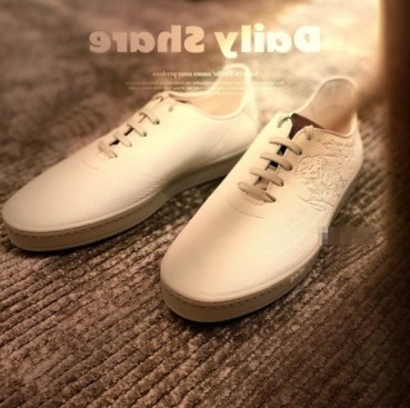 벨루티 남성  클래식 화이트 스니커즈 - Mens White Sneakers 