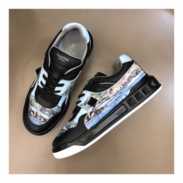 발렌티노 남/녀 스터드 블랙 스니커즈 - Unisex Black Sneakers 