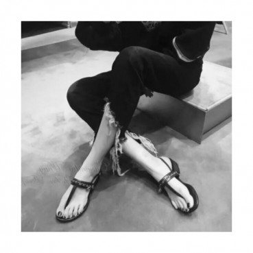 Chanel 2019 Women's Camelia CC Cham Logo Flip-flap 