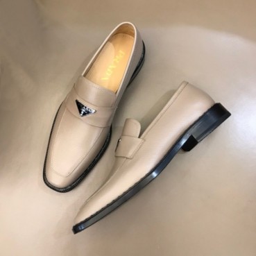 프라다 남성 클래식 베이지 로퍼 - Mens Beige Loafer 
