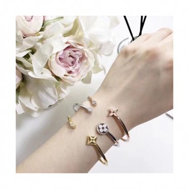 Louis Vuitton  Gold Bangle  - 루이비통 여성용 팔지18k 도금  골드