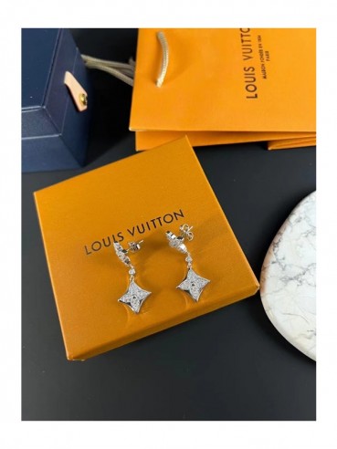 Louis Vuitton 2022 White Gold  Earring -루이비통  여성용 18k도금 화이트 골드 귀걸이