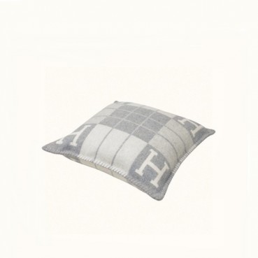 에르메스 이니셜 그레이 쿠션 - Hermes Initial Gray Cushion 